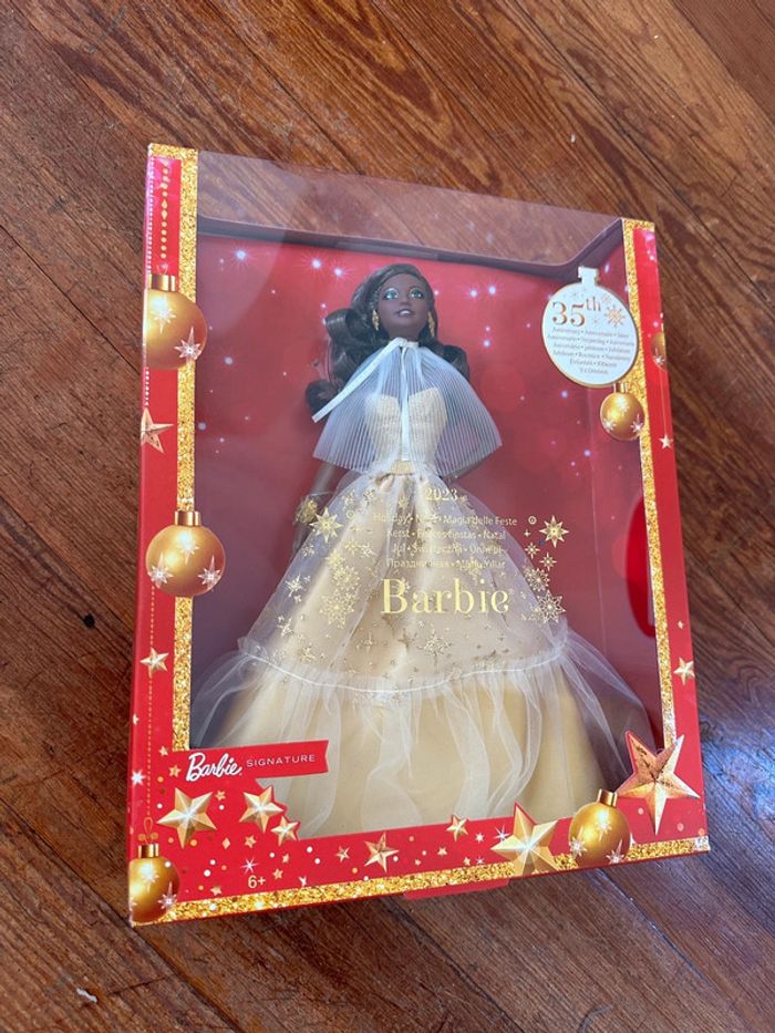 NEUF Barbie Signature - Joyeux Noël 2023 brune métisse noire christmas coffret rouge