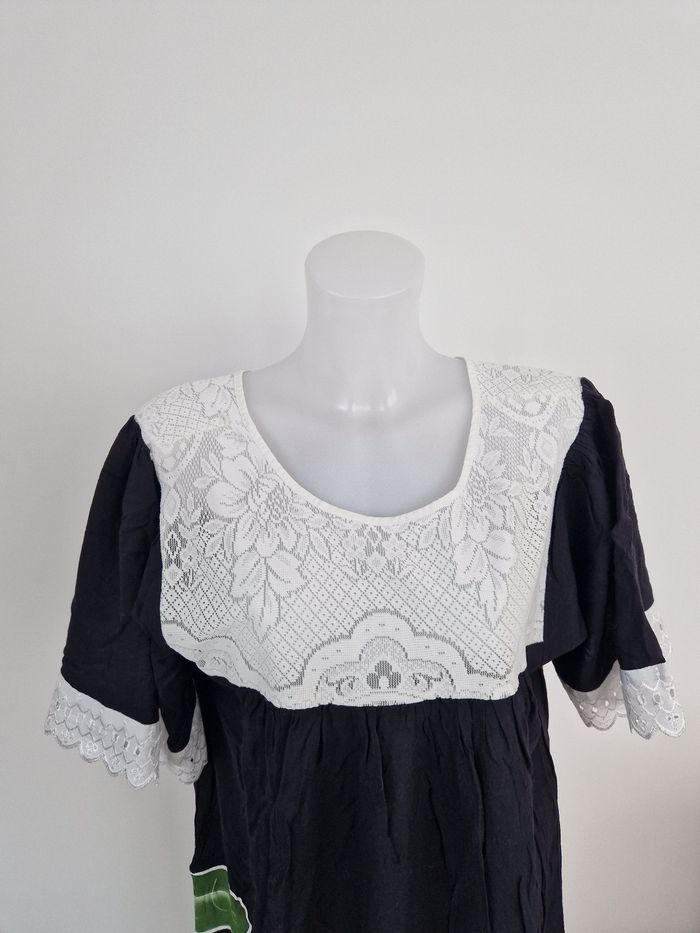 Robe polynésienne noire fleurie avec détail dentelle - photo numéro 6