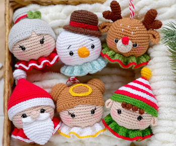 🎄✨ Lot de 6 Boules de Noël au Crochet – Père Noël, Mère Noël, Elfe, Ange, Renne & Bonhomme de Neige
