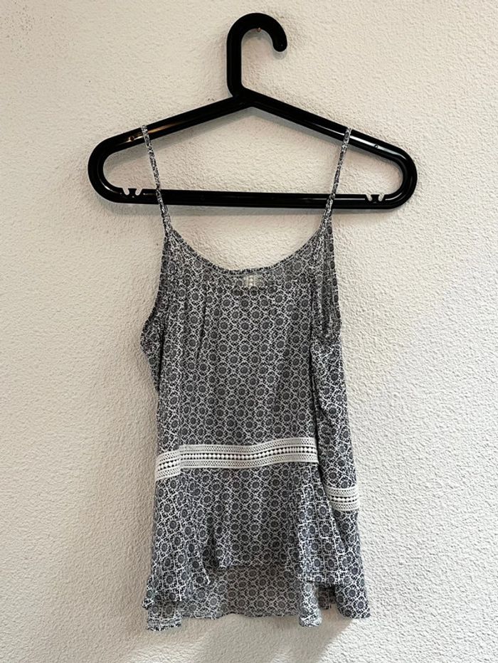 Haut fines bretelle oversize blanc motif foulard bleu marine et détails broderie - photo numéro 4