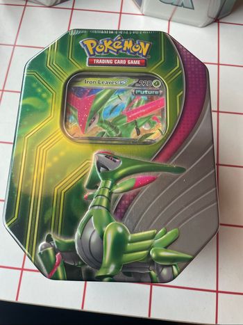 Pokemon paradox clash tin iron leaves ex en anglais