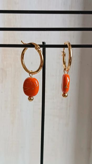 Jolies créoles à breloques