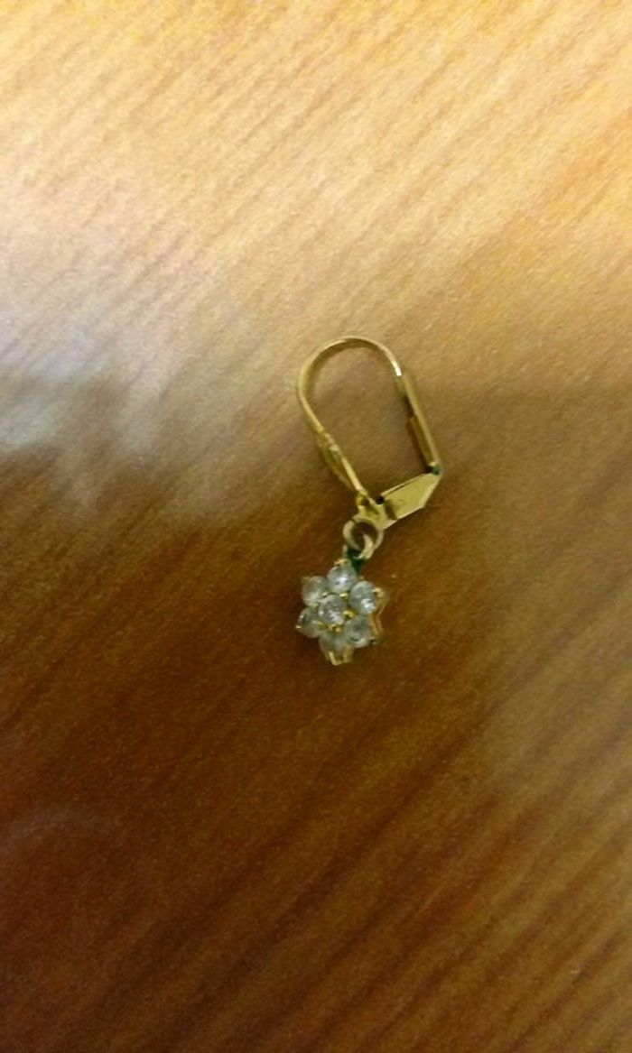 Boucle d'oreille unique
