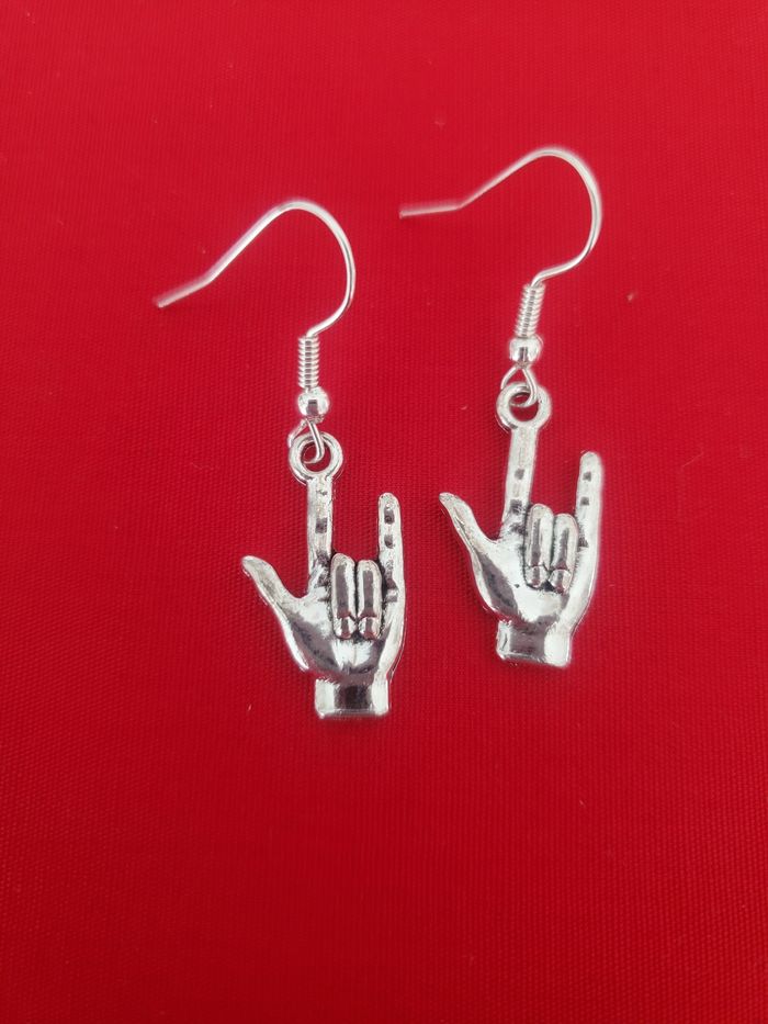 Boucles d'oreilles pendante argenté  main symbole signe