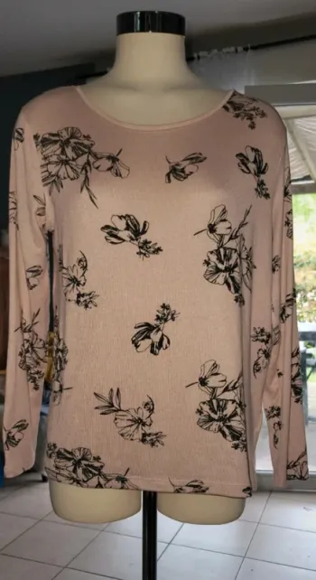 Très beau pull léger fleurie esmara 42/44