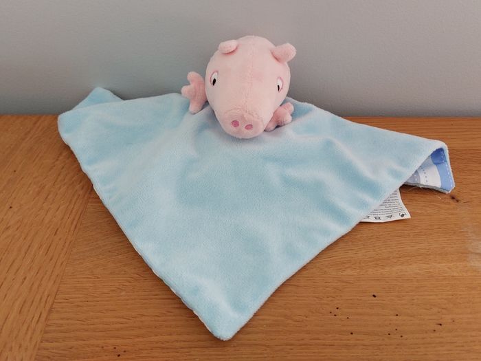 Doudou plat carré cochon bleu Peppa Pig