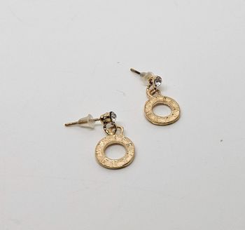 Paire de boucles d'oreilles.
Neuve.