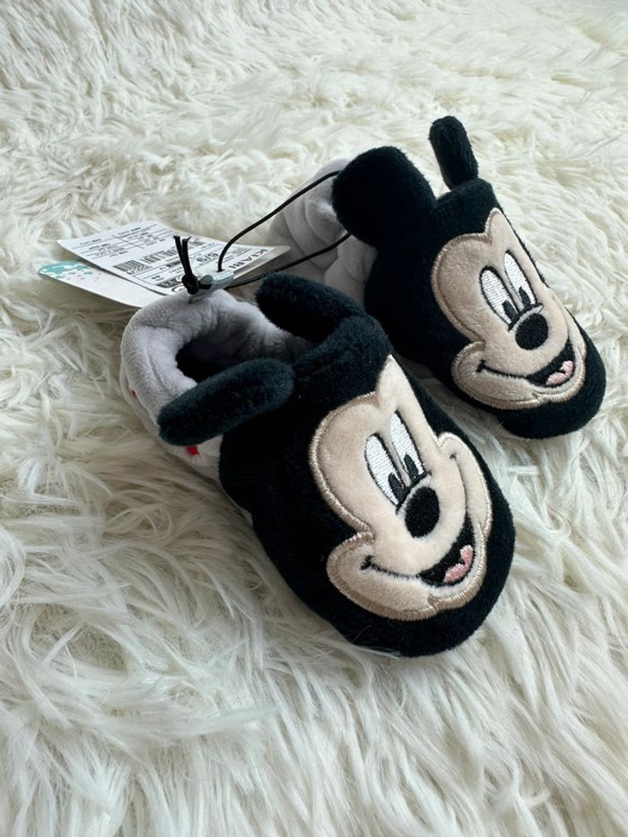 Paire de chaussons Mickey Kiabi taille 6-9 mois - photo numéro 2