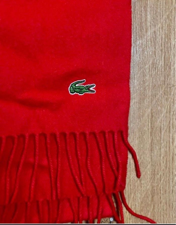 Echarpe Lacoste, la couleur rouge