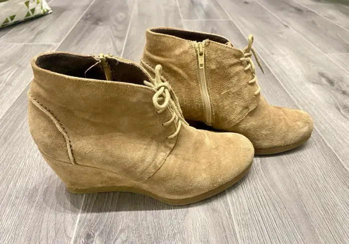 Bottines basses Bata à talons compensés en daim beige camel