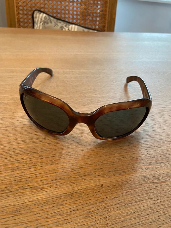 Paire de lunettes de soleil Ray-Ban brun foncé écaille modèle RB 4062 642/71 - photo numéro 4