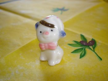 Joli sujet "Petit CHAT assis avec son bonnet et son nœud papillon"