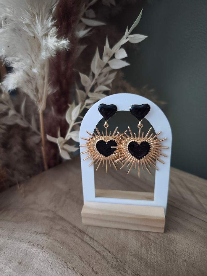 Paire de boucles d'oreilles coeur noir pendantes ex voto rayonnant - photo numéro 4