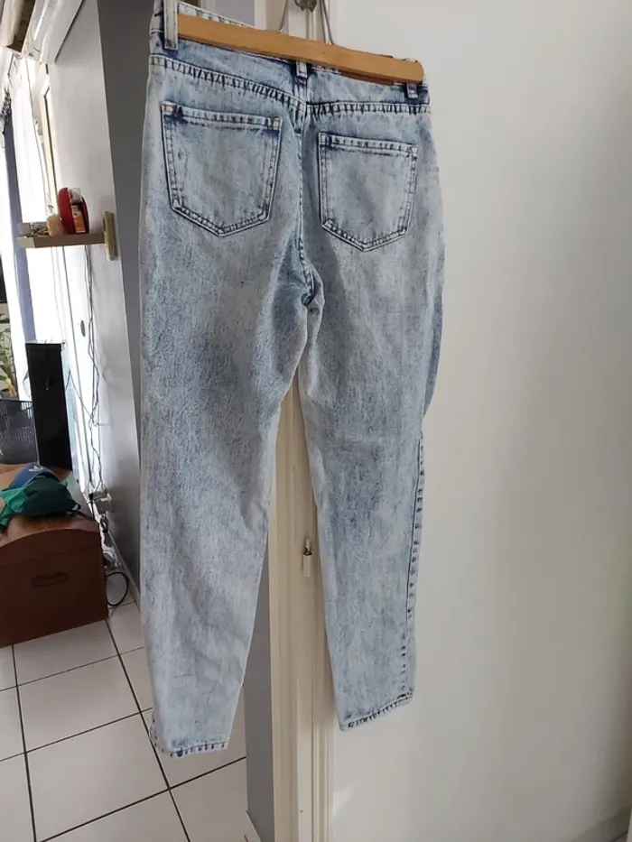 Jeans troué - photo numéro 3