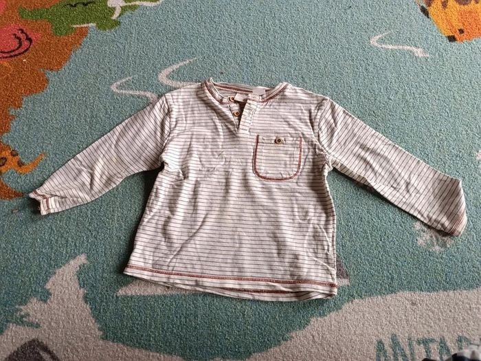 T-shirt manches longues 18 24 mois 92 tâche sur le bras