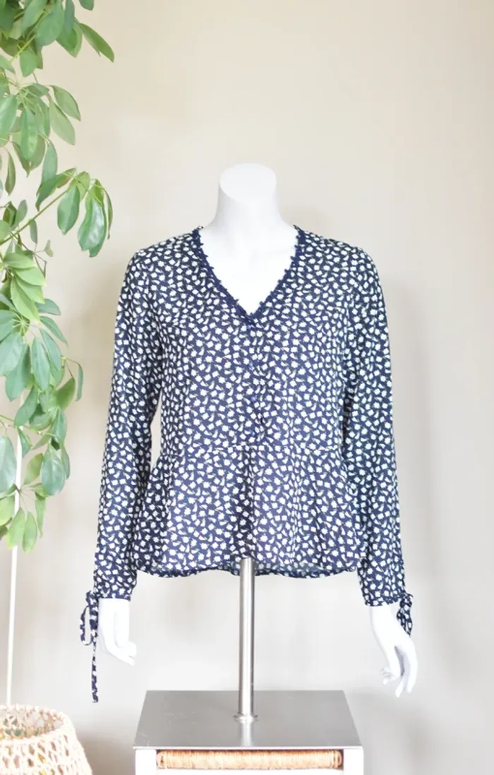 Blouse Cherry Paris en taille 1 avec de belles fleurs - photo numéro 3