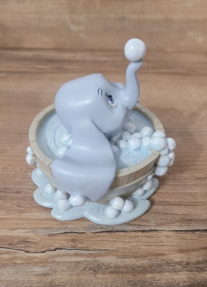 Figurine Dumbo dans son bain - photo numéro 4