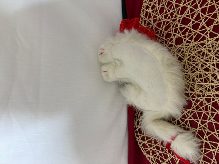 Chat en peluche vintage blanc couché chapeau dentelle rouge et flo rouge - photo numéro 5