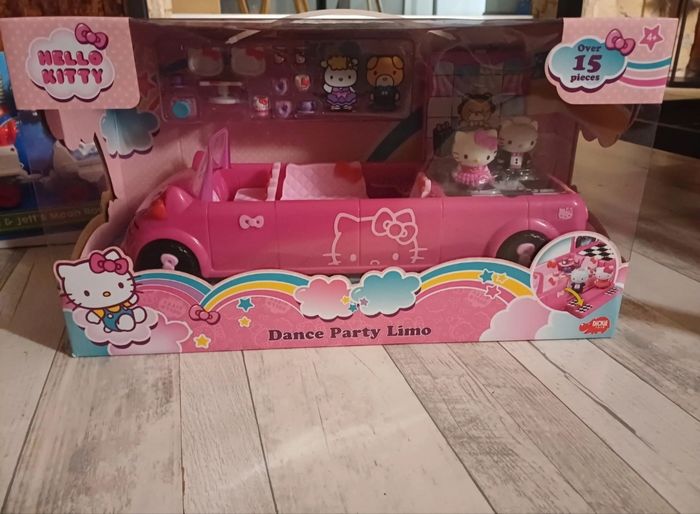 Hello Kitty Limousine