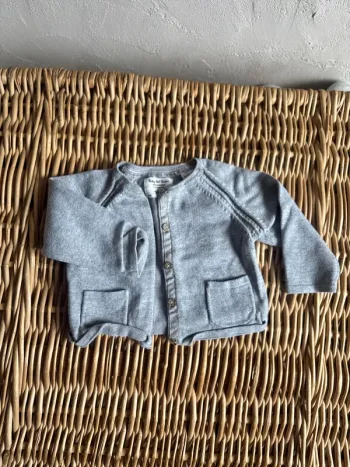 Gilet gris  Zara 6/9mois en très bon état