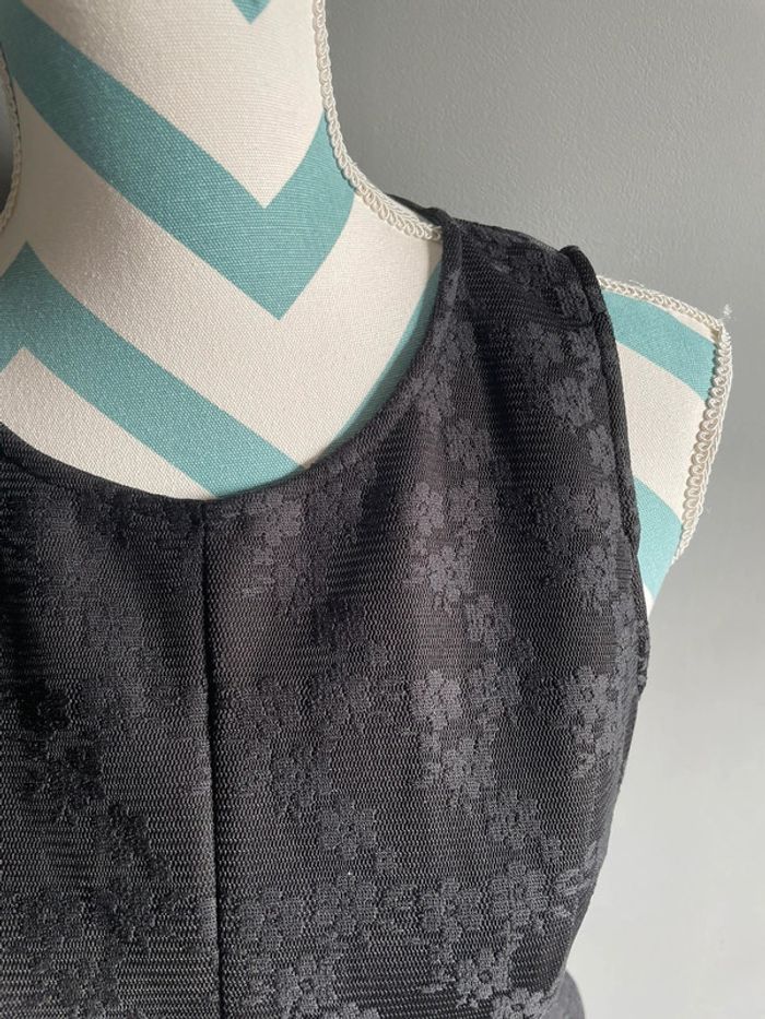 Robe élégante noire avec détails en dentelle - photo numéro 4