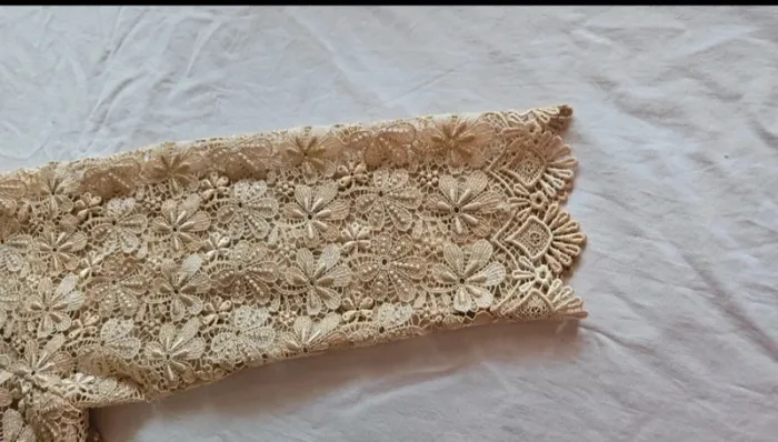 Blouse dentelle romantique- boutons perles - T50/52 - photo numéro 7