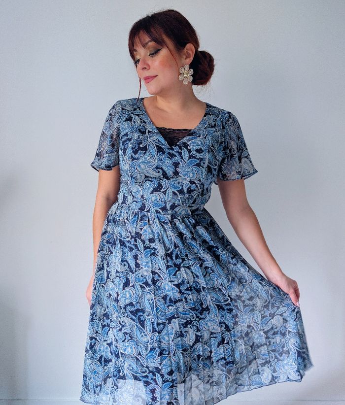 Robe longue voilage dentelle bleu motif paisley cachemire tendance Naf Naf Taille 38 M
Très bon état