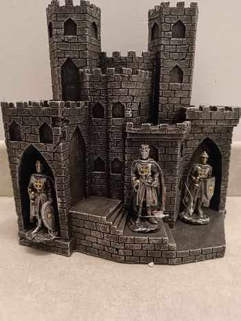 [NEUF] Château médiéval Nemesis Now avec 48 chevaliers