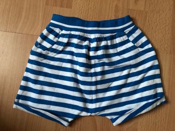 Joli short bleu et blanc à rayures T. 6 mois neuf