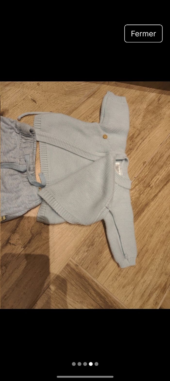 Pantalon bleu doublé idéal maternité 
Pull maille croisé 
Taille 1 mois 
Marque trois kilos sept 
Coloris bleu clair - photo numéro 4