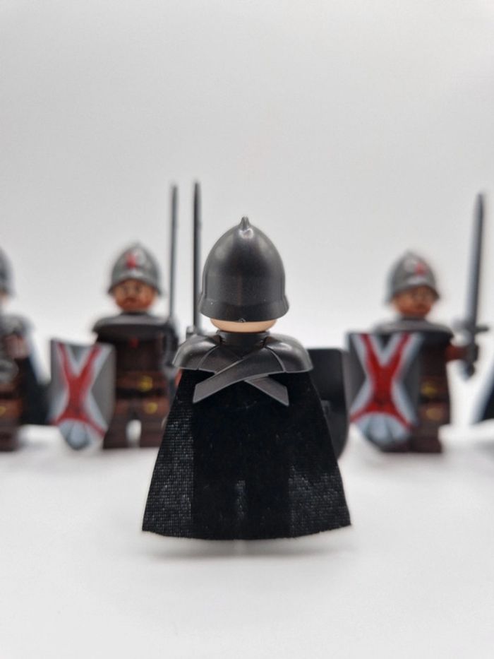 Figurines type lego 5 guerriers de la maison Bolton game of thrones - photo numéro 4