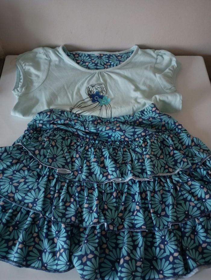 Ensemble assorti . Jupe 8 ans ,tee shirt manches courtes 10 ans. Coton . Parfait état