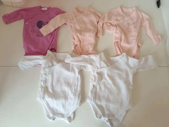 Lot bodies fille taille 0 mois