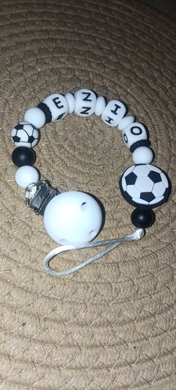 Attache tétine foot 