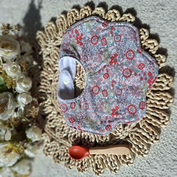 Bavoir forme fleur motifs fleurs