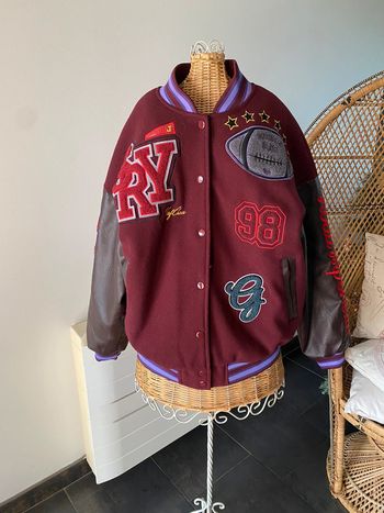 Blouson Teddy Bershka neuf avec étiquette taille XS bordeaux avec motifs