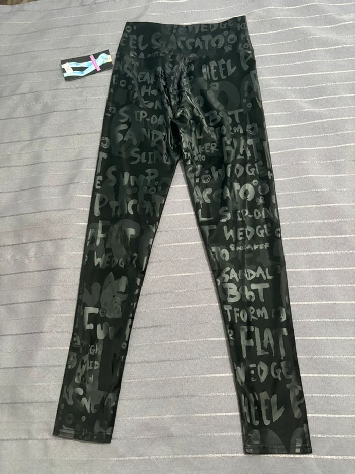 Beau legging simili noir taille haute avec inscriptions effet 3D holographique Neuf - photo numéro 2