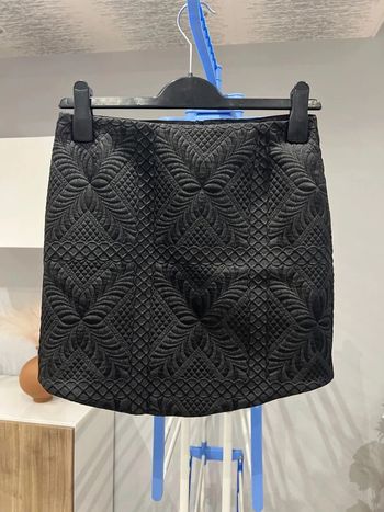 Jupe noir motifs relief