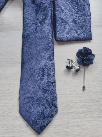 Cravate bleue marine paisley + boutons de manchettes + mouchoir de pochette 