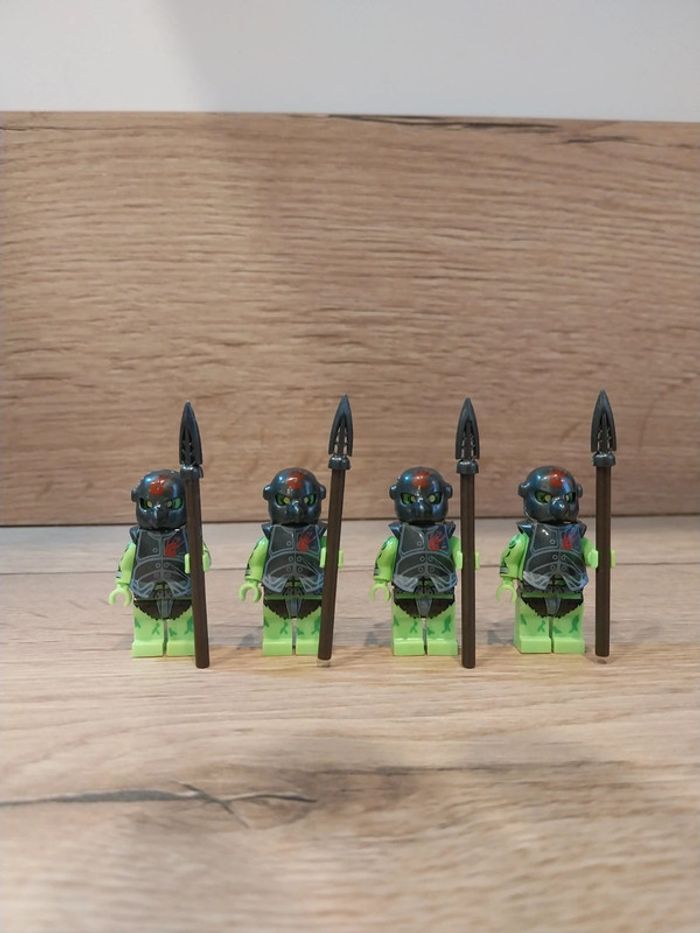 Figurines type lego 4 guerriers orcs seigneur des anneaux
