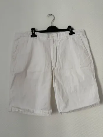 Short blanc en très bon état taille 48 briefing