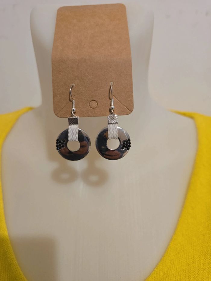 Magnifique paire de boucles d'oreilles neuf