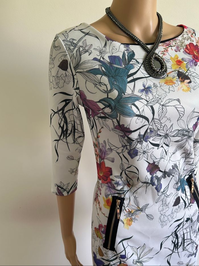 Robe courte blanche et fleurie taille S TBE - photo numéro 4