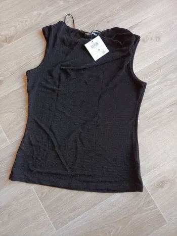 Haut neuf taille L
Noir brillant