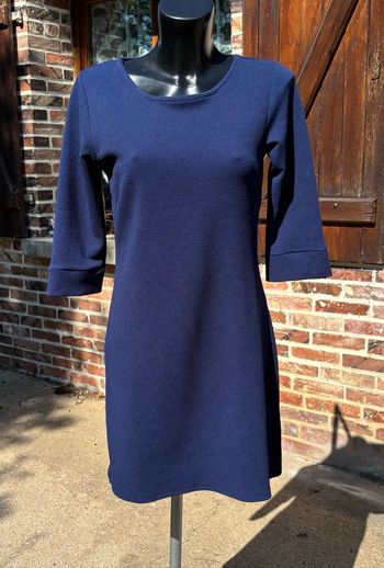 Robe courte gaufrée – Taille 36 – Bleu marine