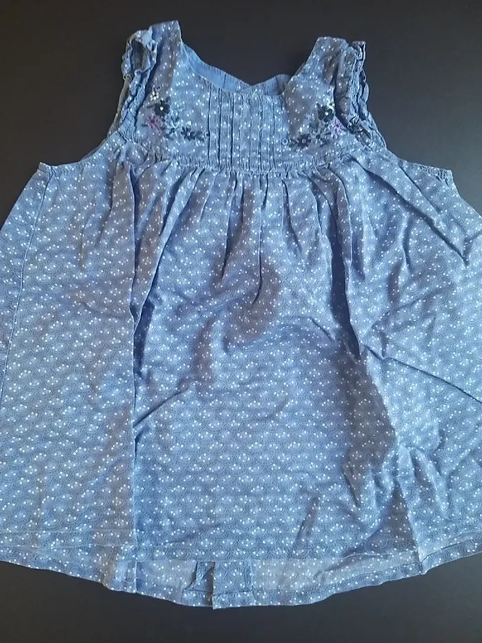 Robe bleue boutons pressions à l'arrière en 24 mois