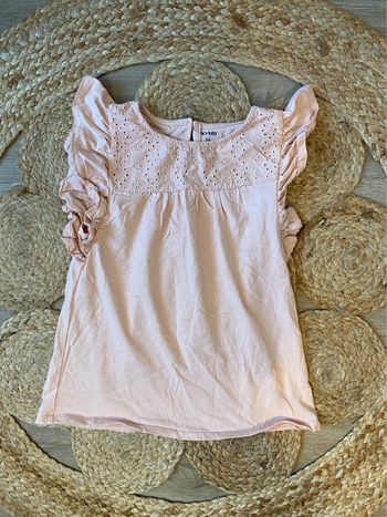 Top rose clair motif ajouré et volants Kiabi taille 6 ans