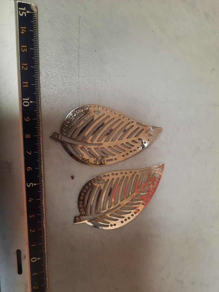 Lot 2 feuilles en fer trouer pour créer boucle oreille ou pendentif en fer - photo numéro 2