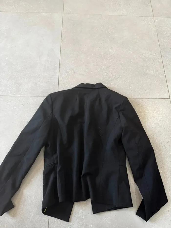 Haut noir Jennyfer, taille 38, très bon état - photo numéro 3