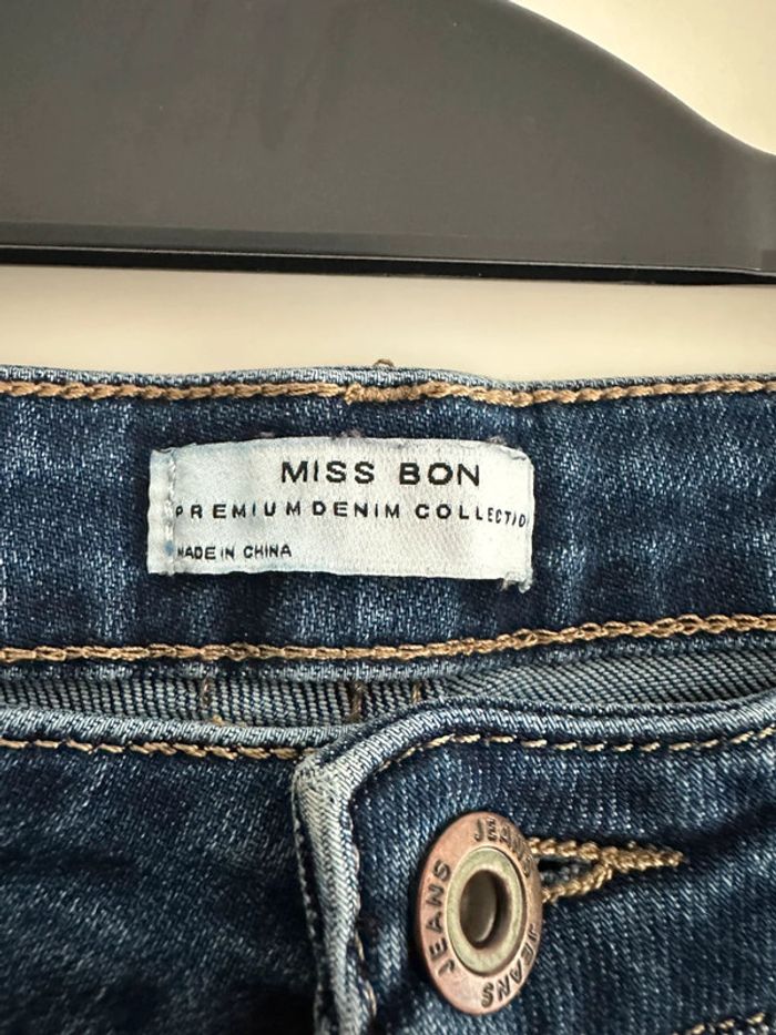 Jean skinny taille haute bleu classique avec effet légèrement usé – Miss Bon - photo numéro 2